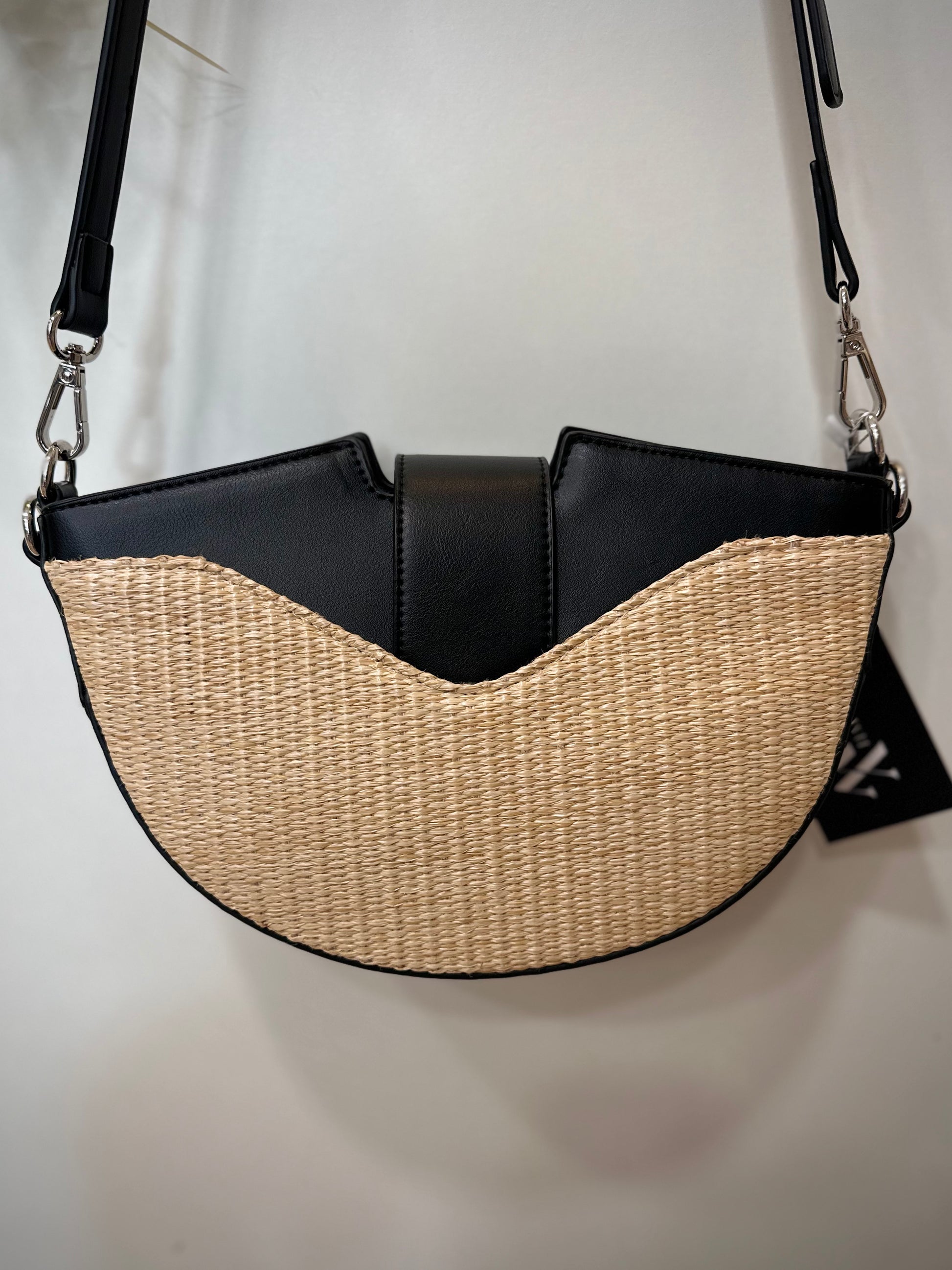 Sac demi-lune noir et raphia vue arrière