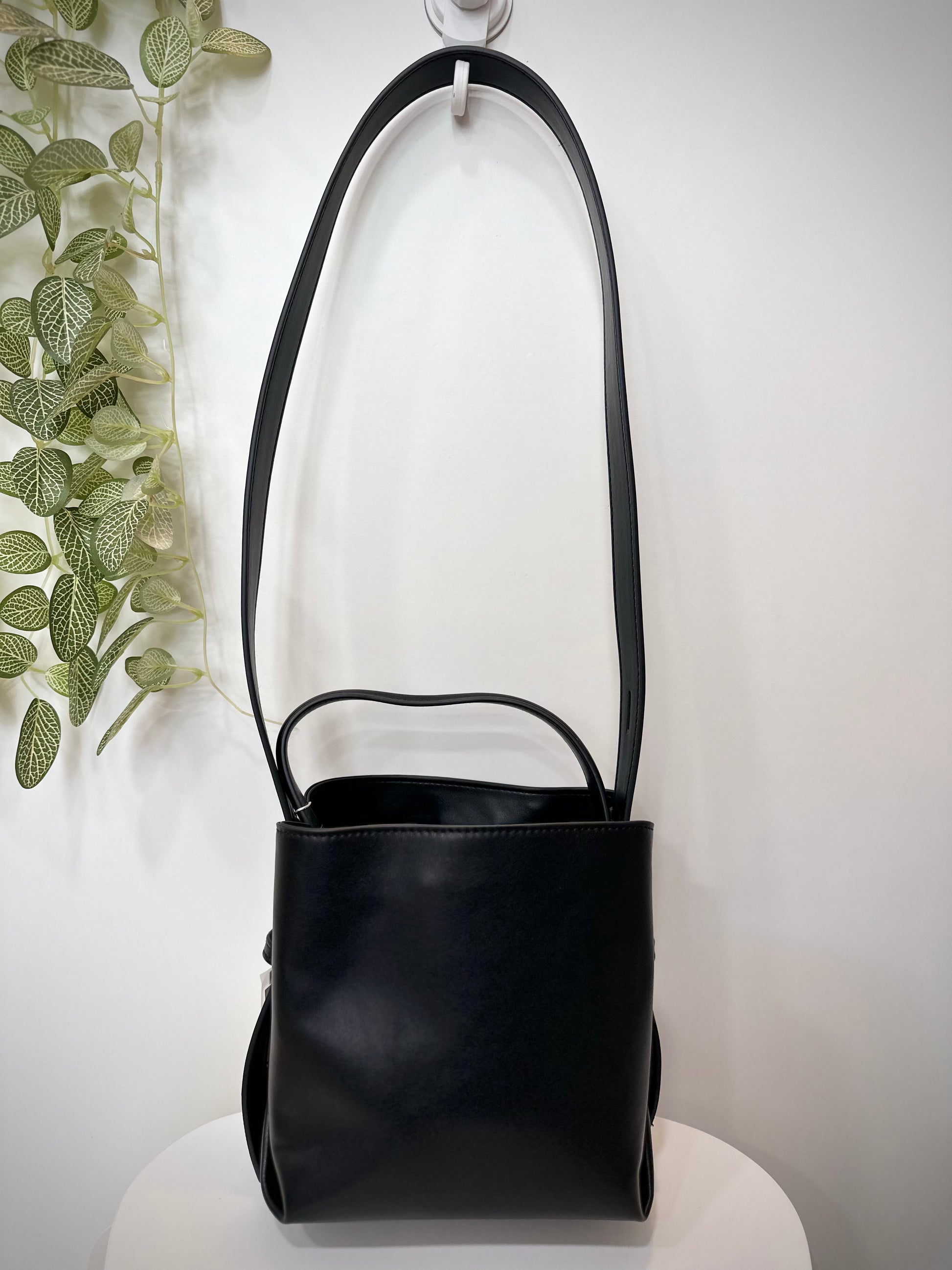 Sac Molly posé sur table en bois blanc