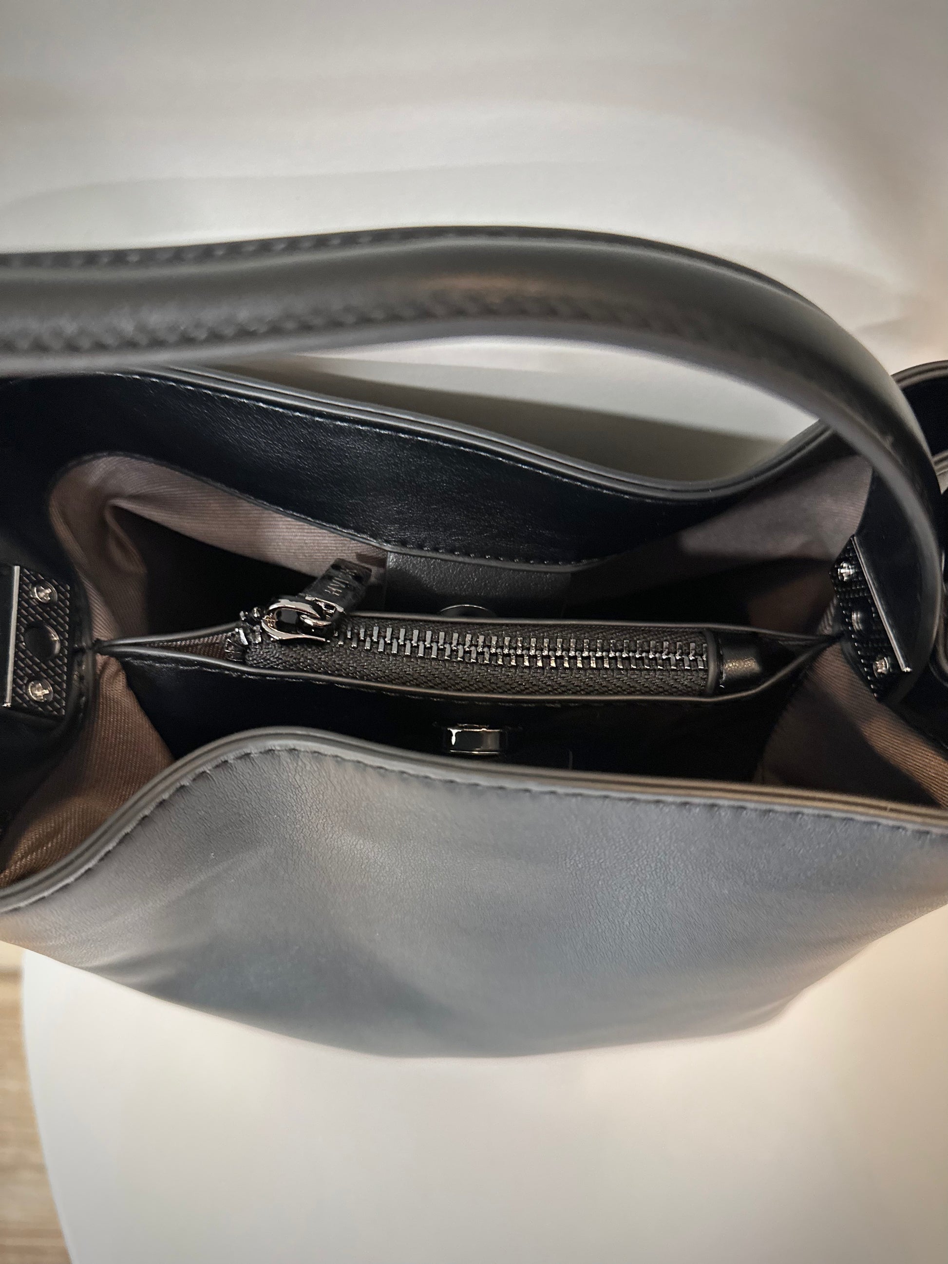 Intérieur du sac HVISK avec compartiment zippé
