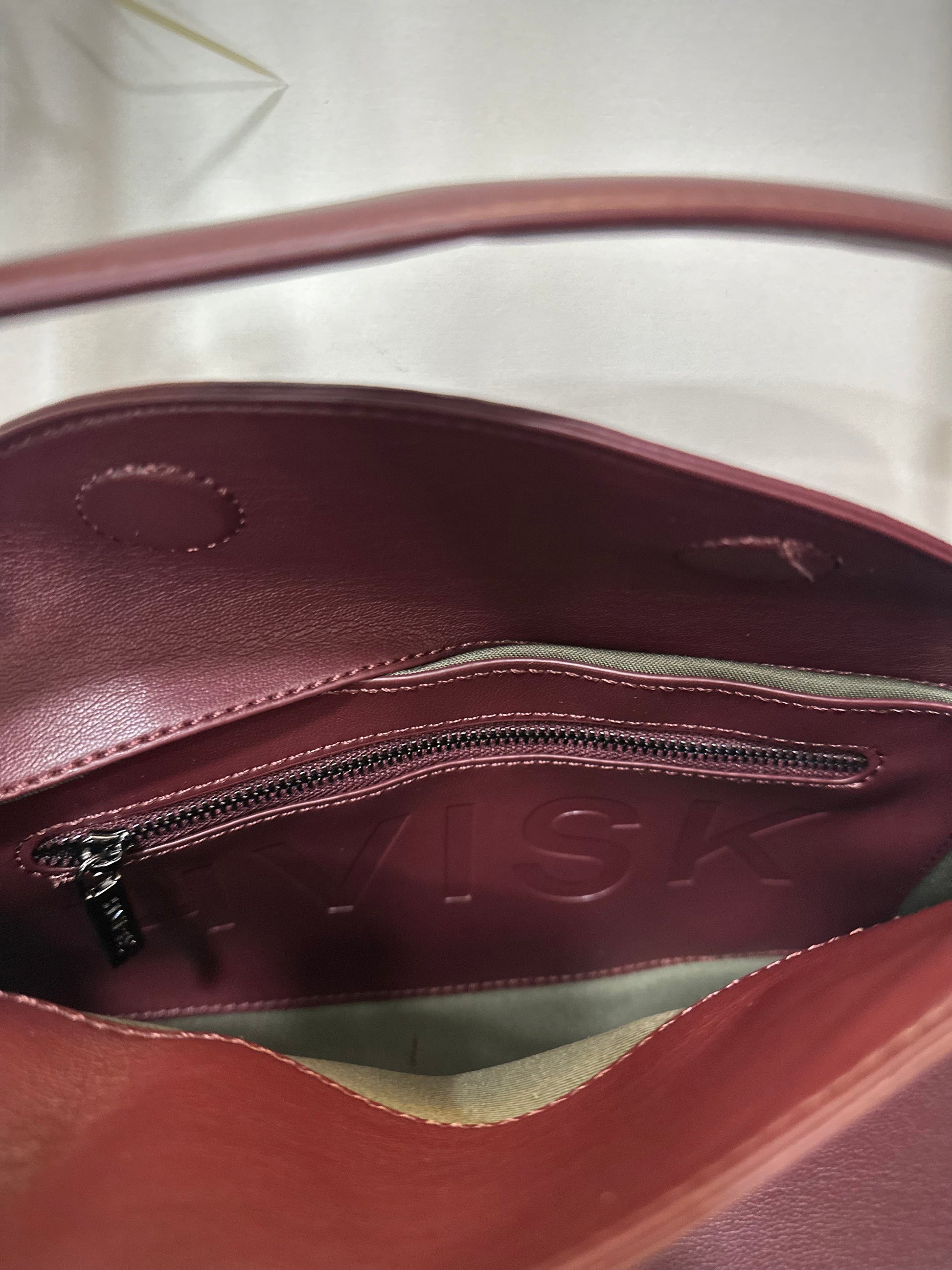 Intérieur du sac montrant la poche zippée