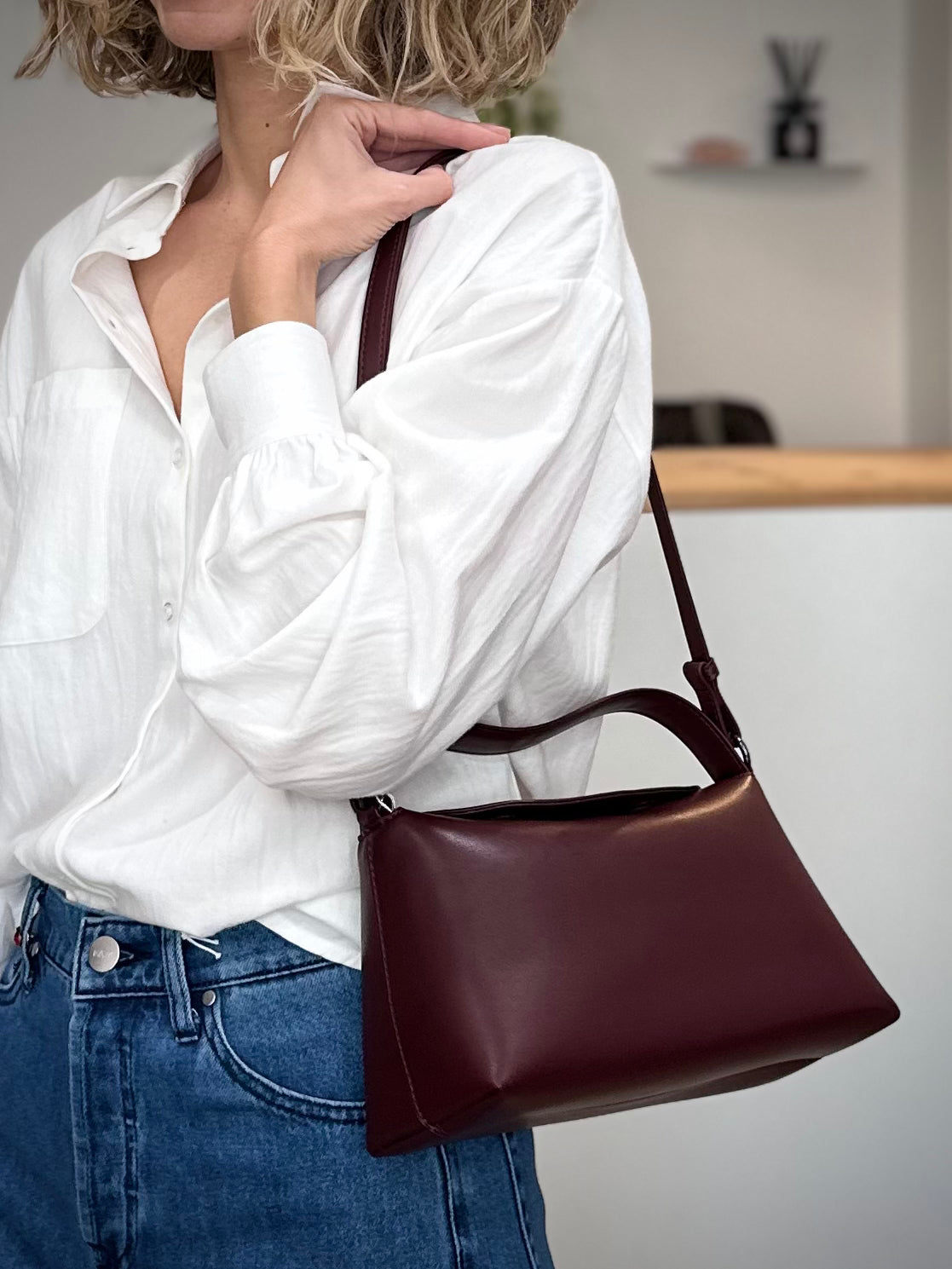 Femme en tenue casual chic avec sac NOTE bordeaux HVISK