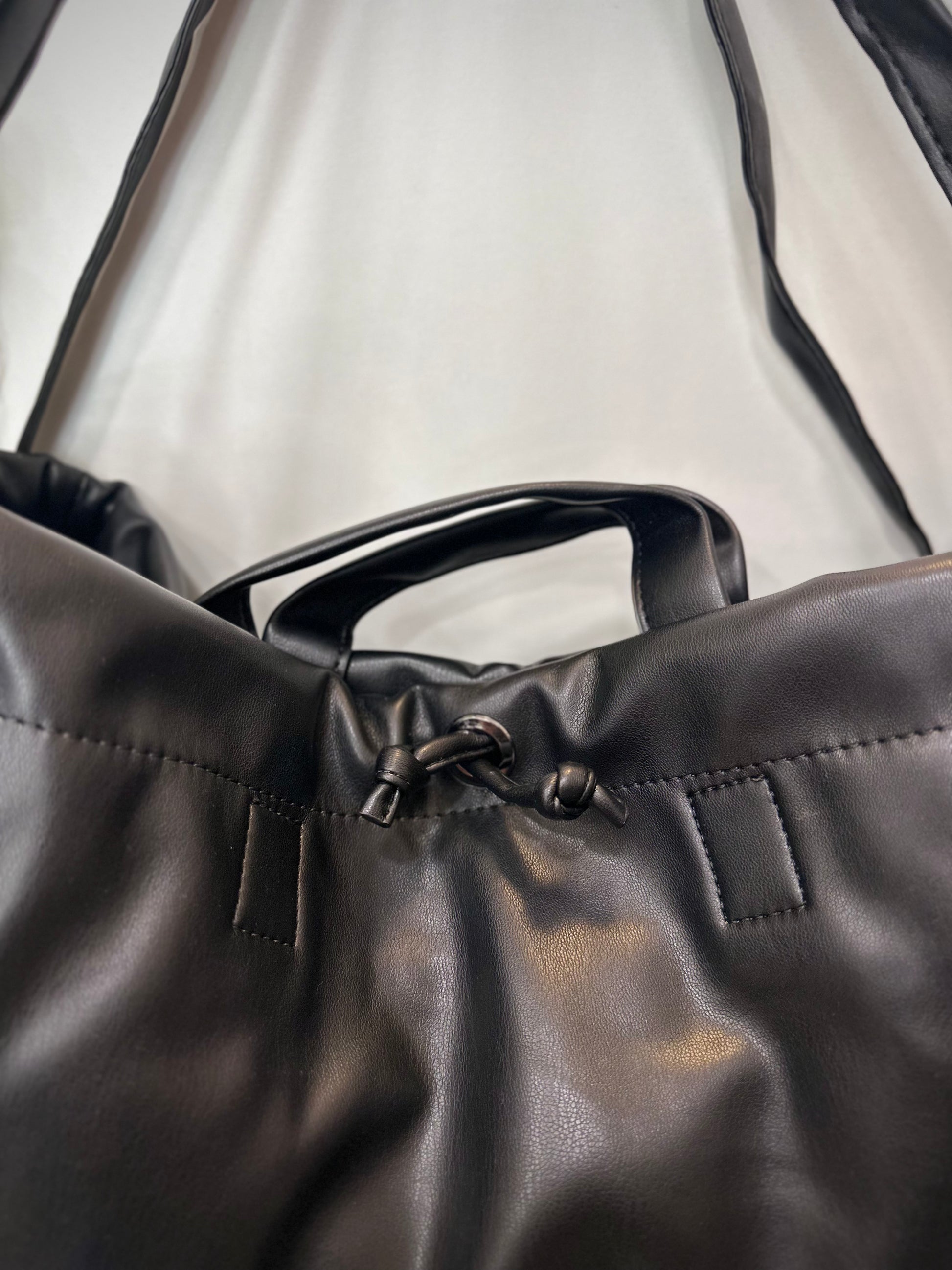 Détail du lien coulissant du sac noir
