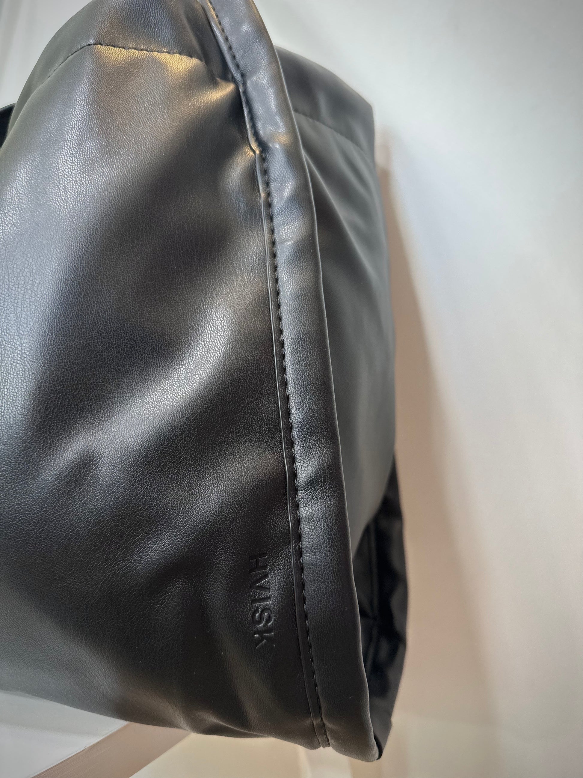 Détail logo HVISK sur le devant du sac