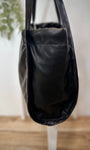 Vue latérale du sac SAGE noir montrant sa souplesse