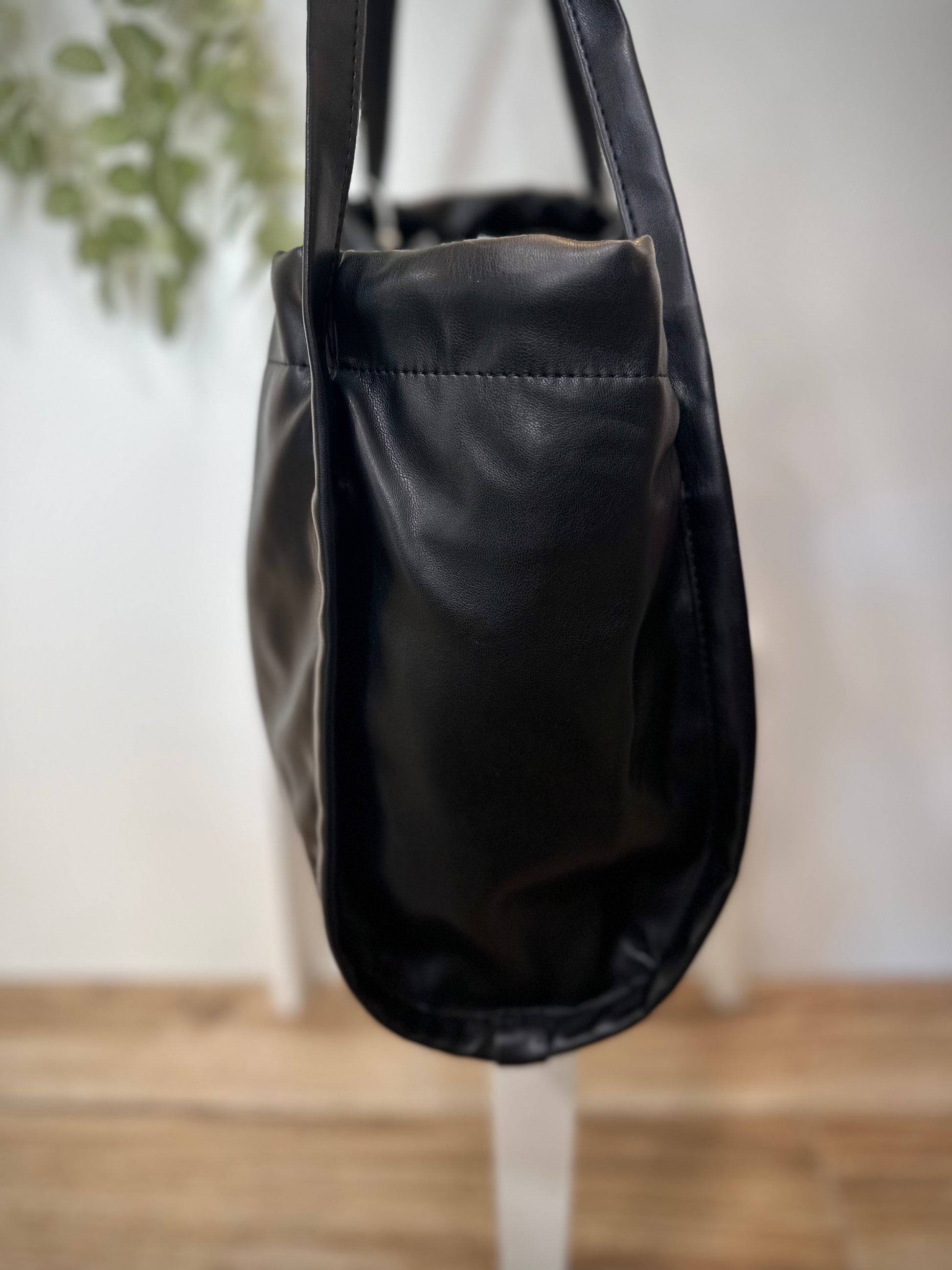 Vue latérale du sac SAGE noir montrant sa souplesse