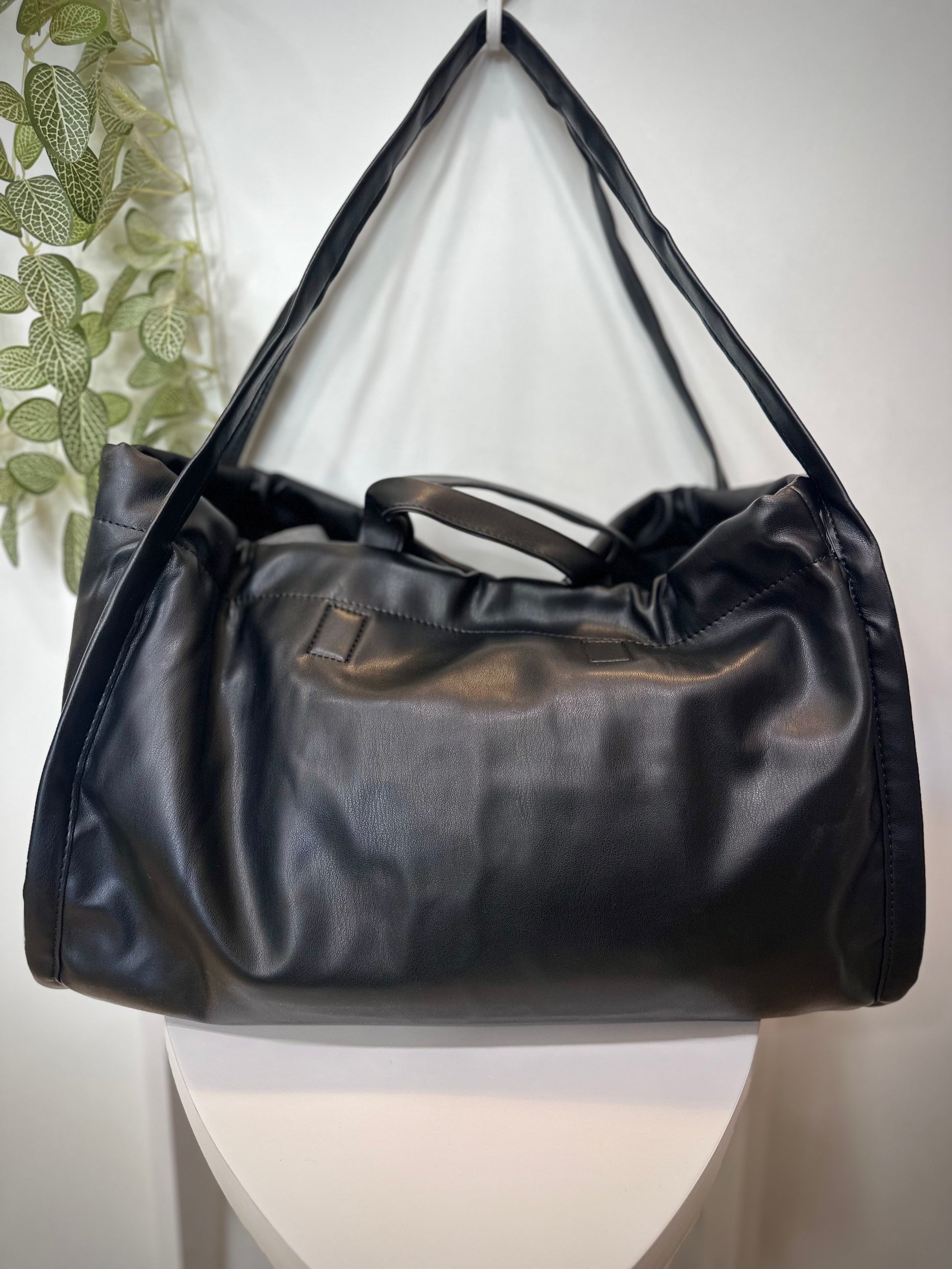 Vue de dos du sac cabas noir minimaliste