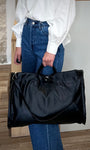 Femme portant un sac shopper vegan noir HVISK à la main