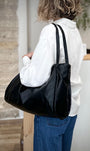 Femme portant un sac shopper vegan noir HVISK à l’épaule