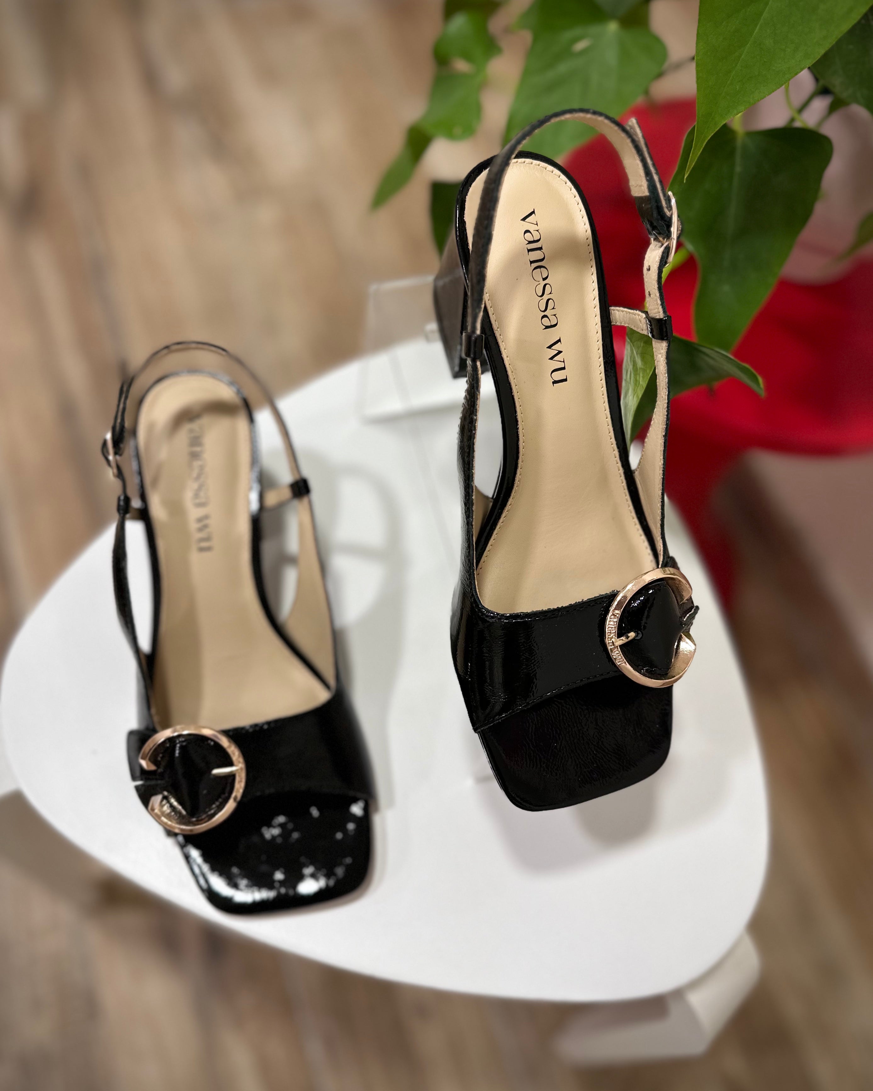 Sandales slingback noir en cuir verni plissé 
