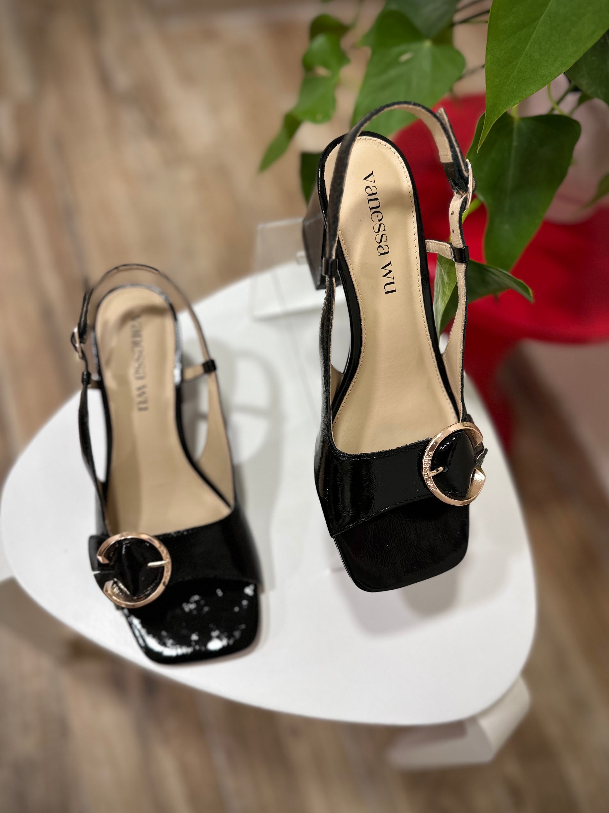 Sandales slingback noir en cuir verni plissé 