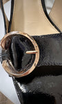 Détail boucle demi-lune dorée sandales alta femme 