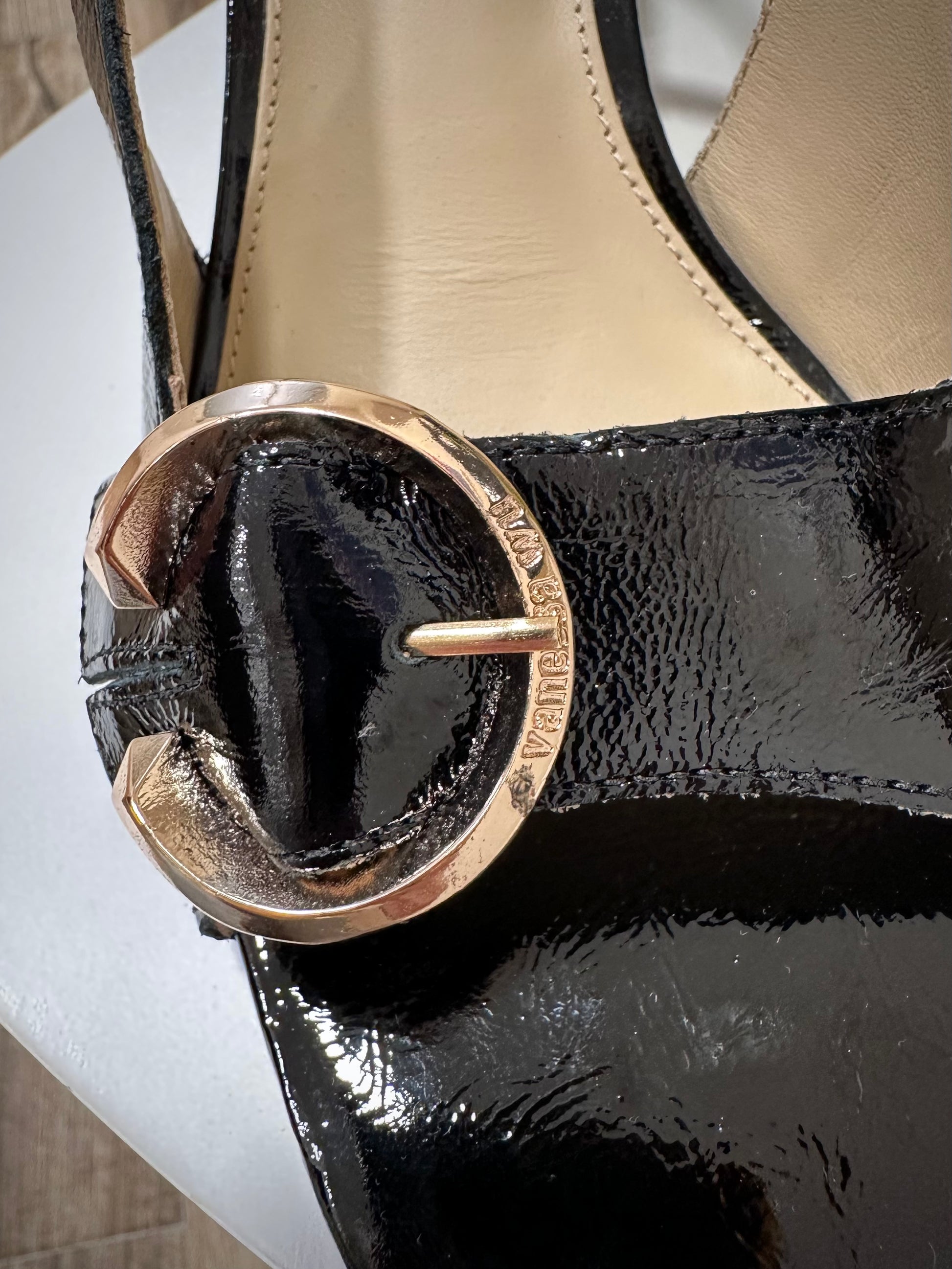 Détail boucle demi-lune dorée sandales alta femme 