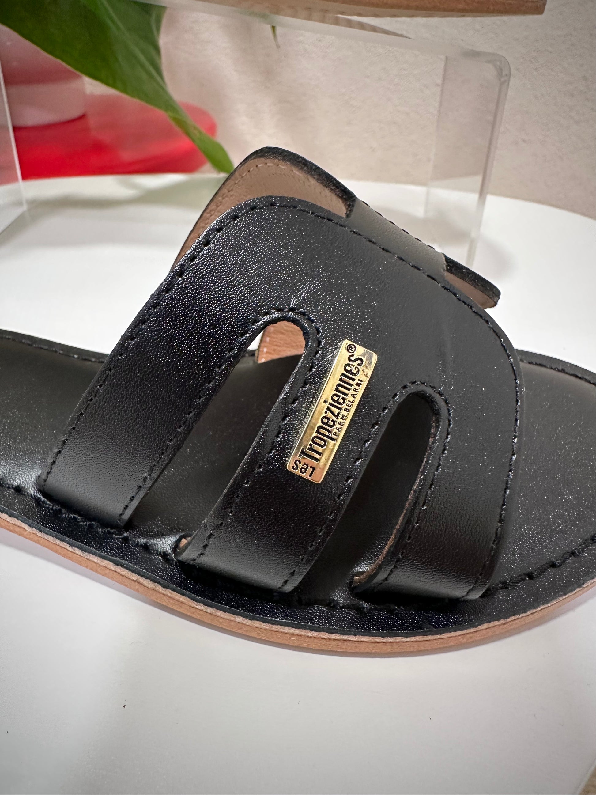 Détail couture et finition cuir sur sandales Damia 