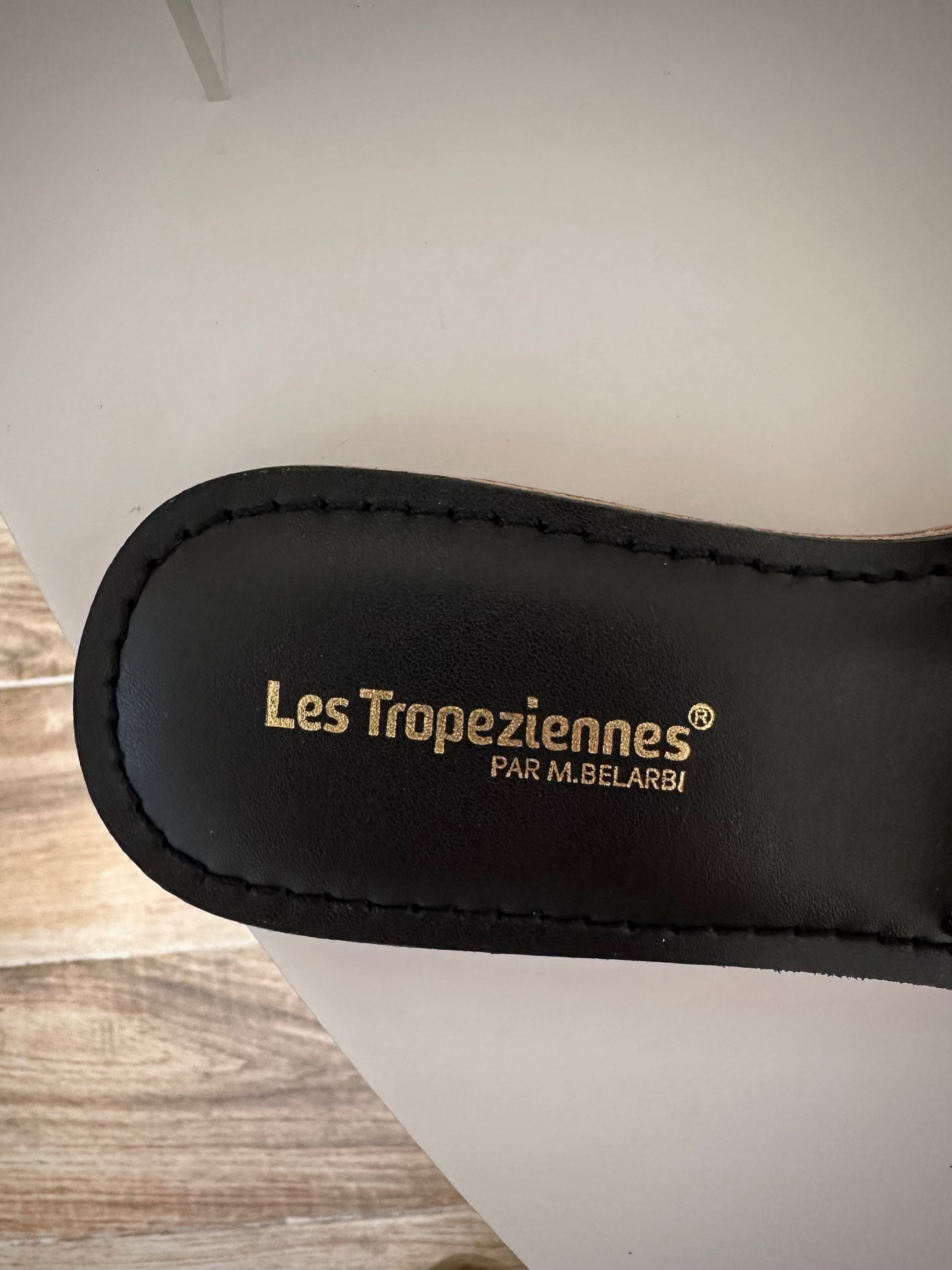 Gros plan sur l’intérieur cuir des mules femme 