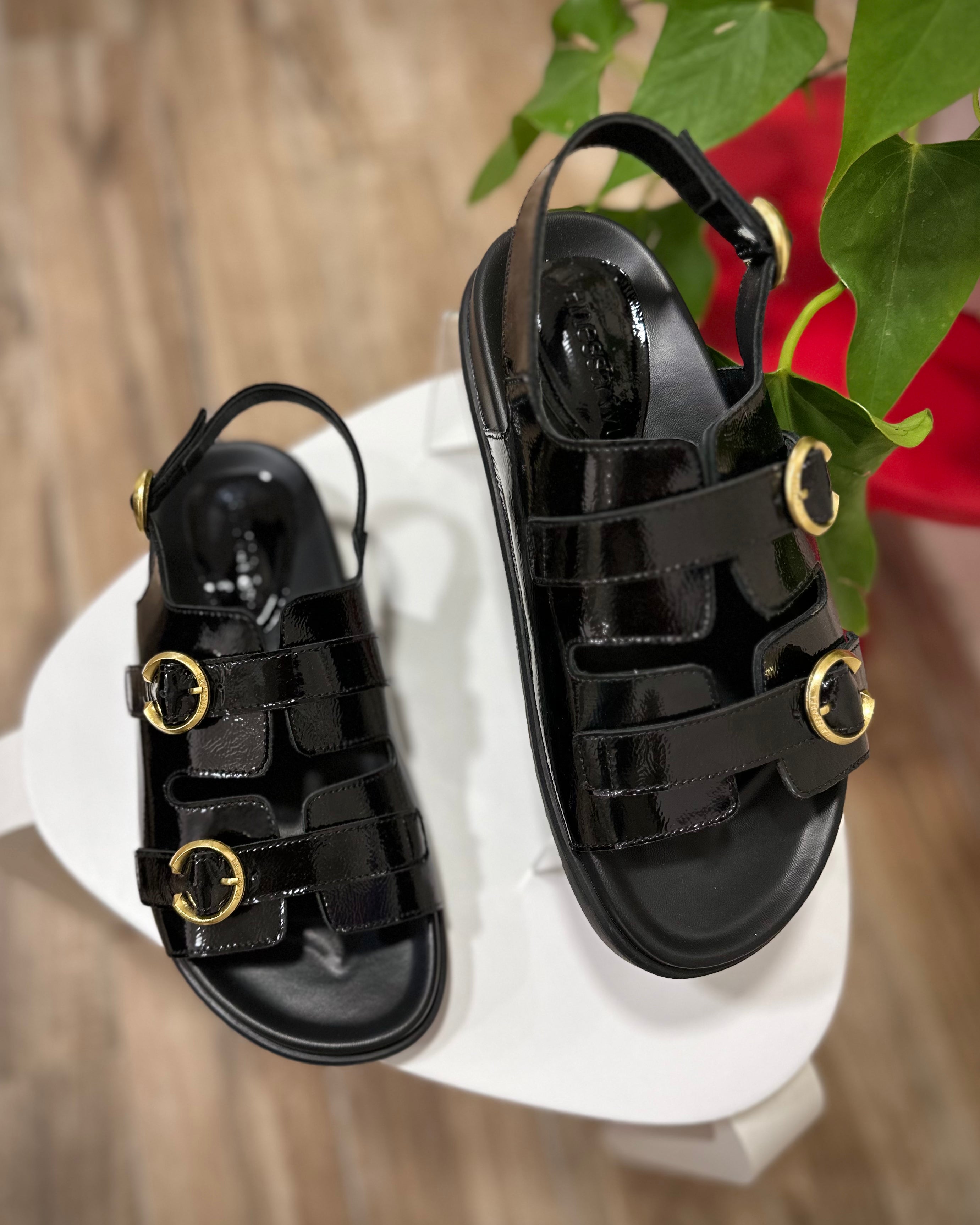 Sandales noires à brides larges en cuir verni 