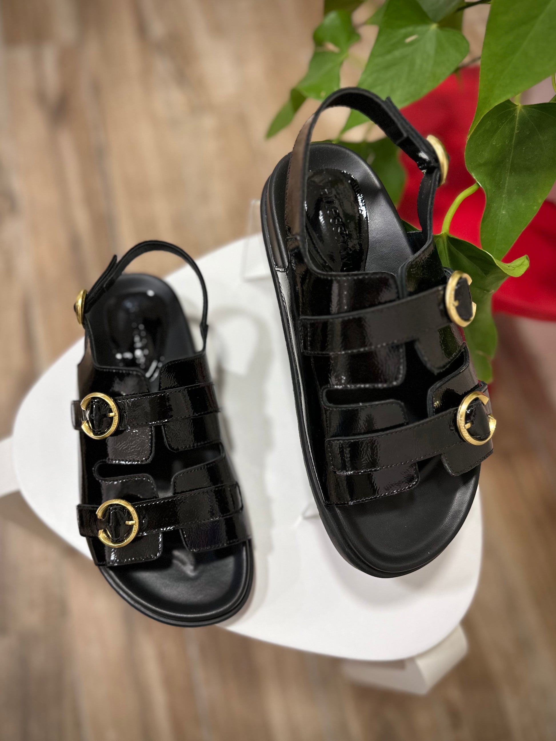 Sandales noires à brides larges en cuir verni 