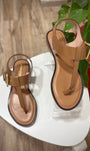 Sandales plates élégantes avec boucle dorée 