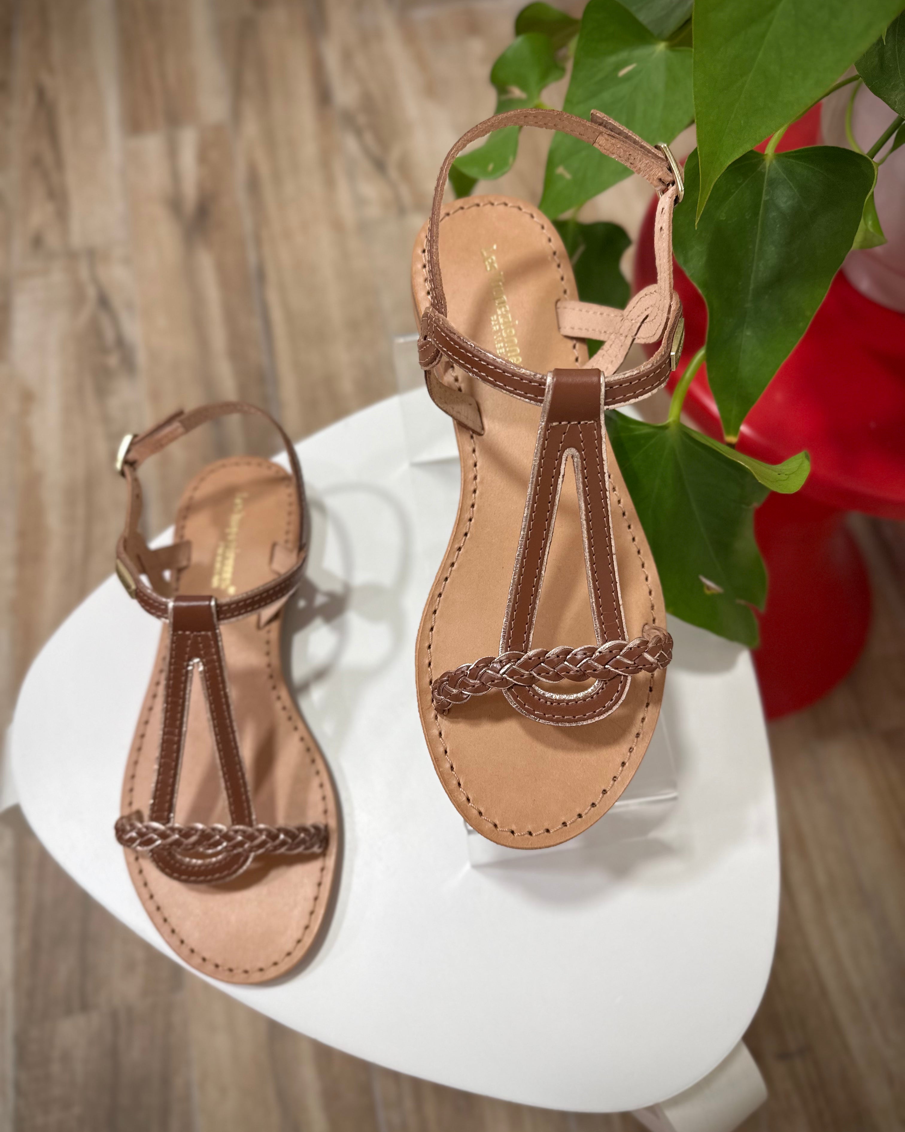 Sandales plates en cuir tan avec brides tressées 