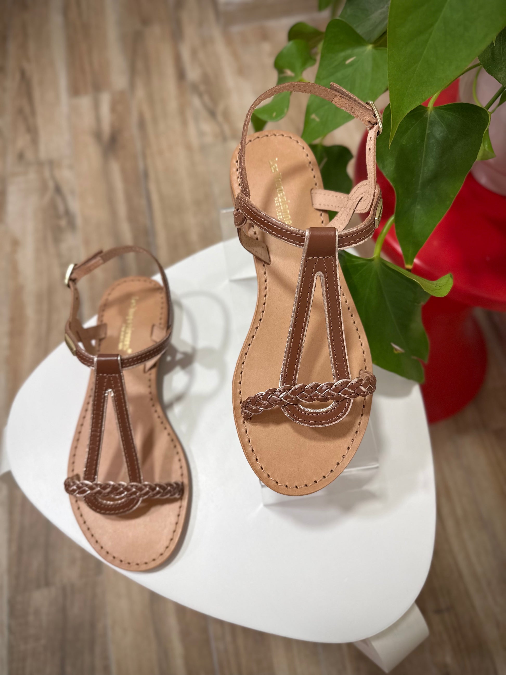 Sandales plates en cuir tan avec brides tressées 