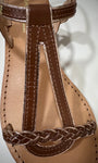 Détail de la bride tressée en cuir sur sandales 