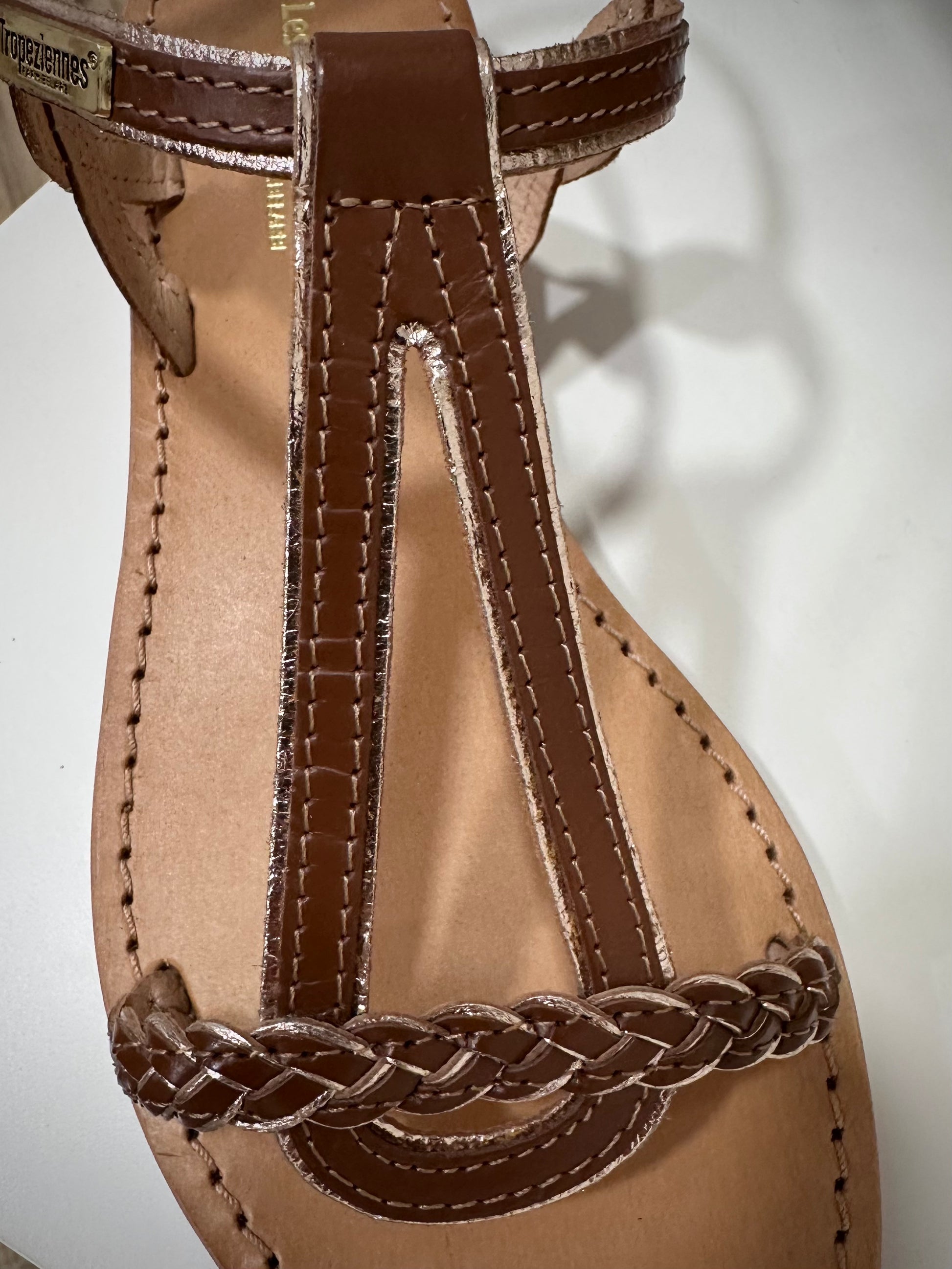 Détail de la bride tressée en cuir sur sandales 