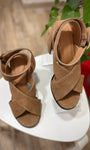 Sandales en cuir suédé camel brides croisées 