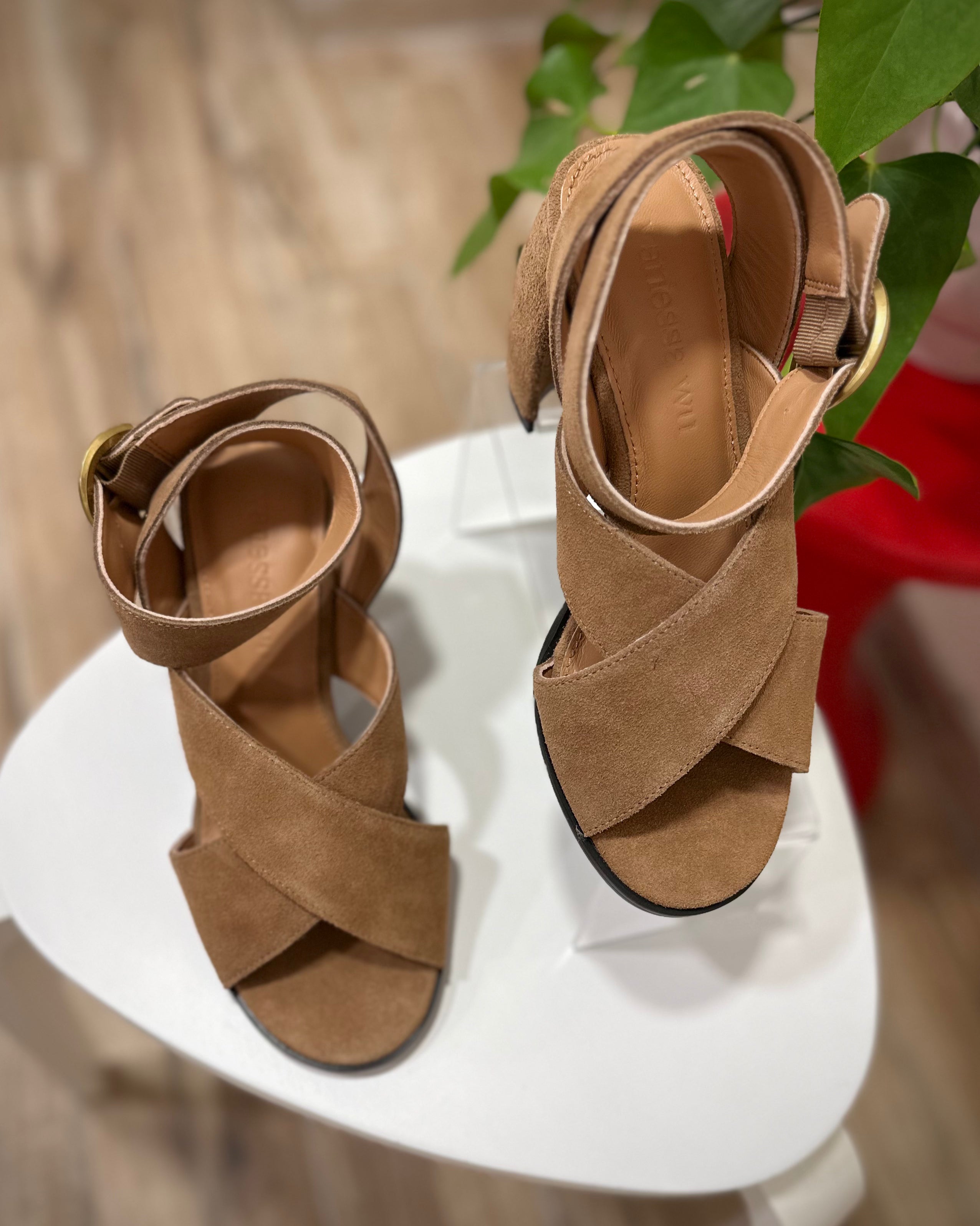 Sandales en cuir suédé camel brides croisées 