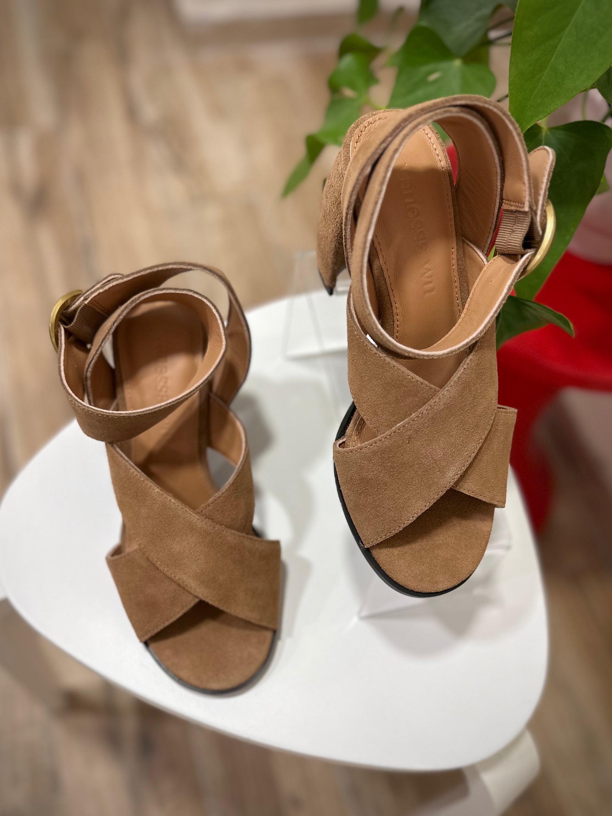 Sandales en cuir suédé camel brides croisées 