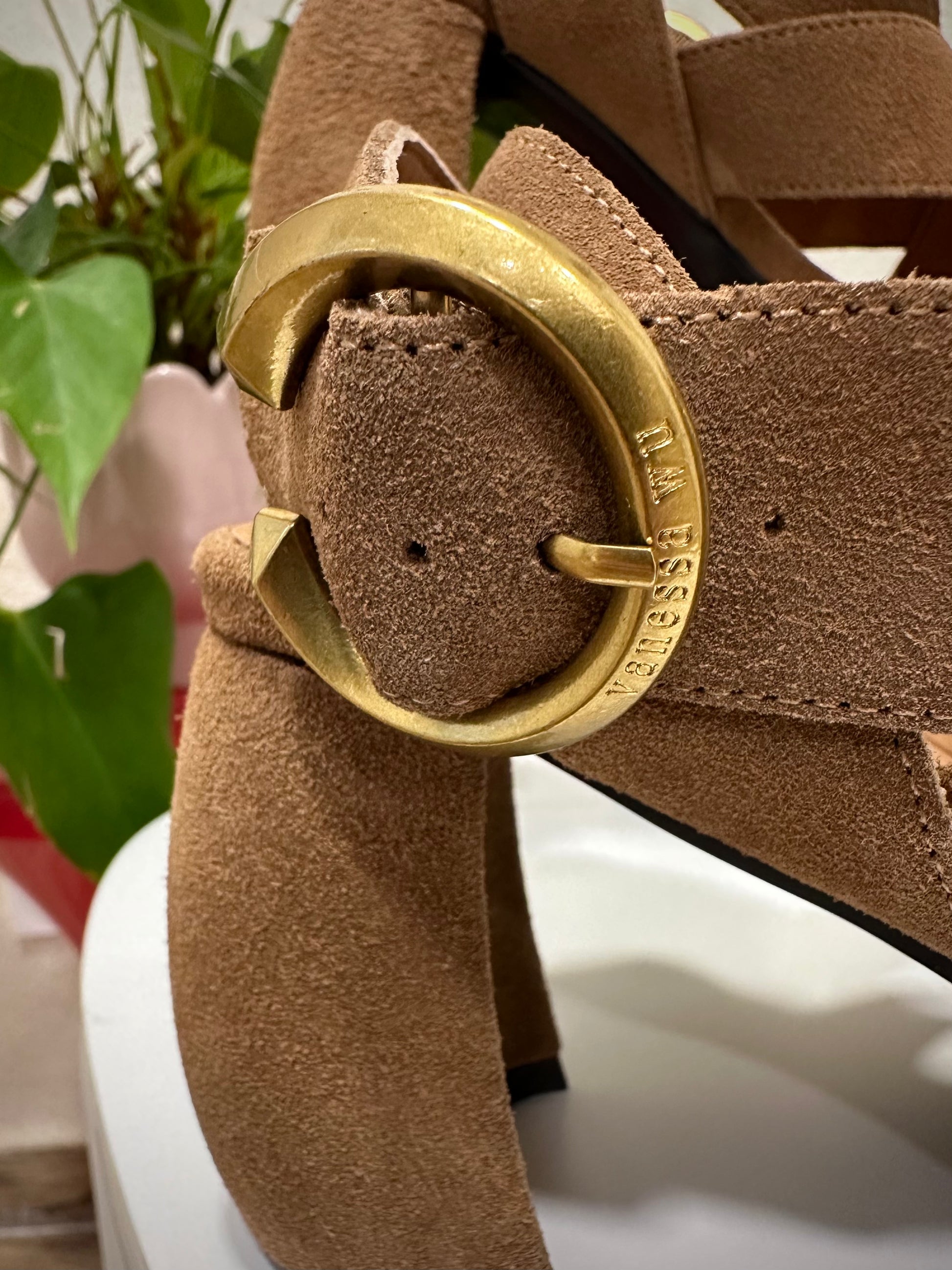 Gros plan sandales camel avec boucle dorée 