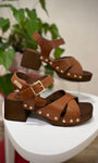 Sandales à talon en cuir tan avec rivets dorés 