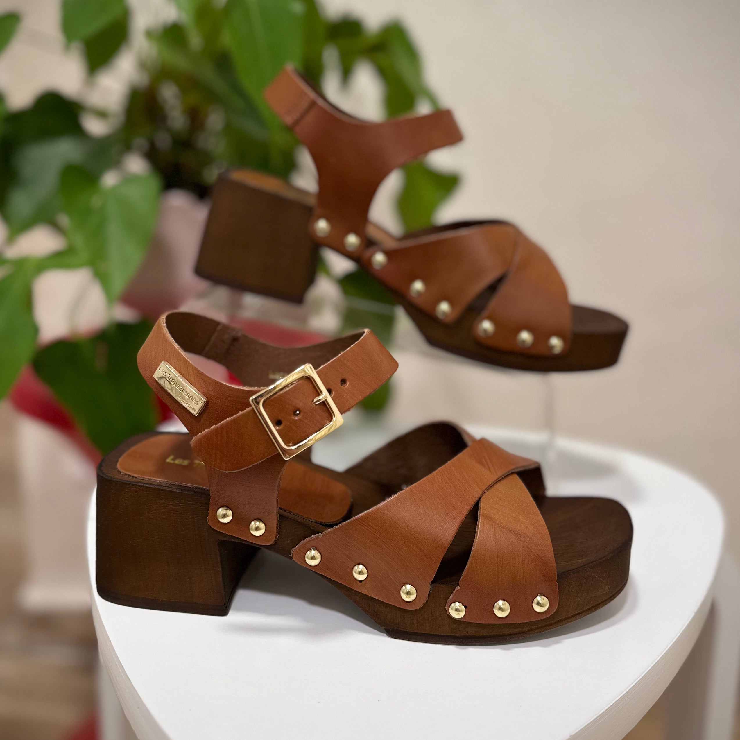 Sandales à talon en cuir tan avec rivets dorés 