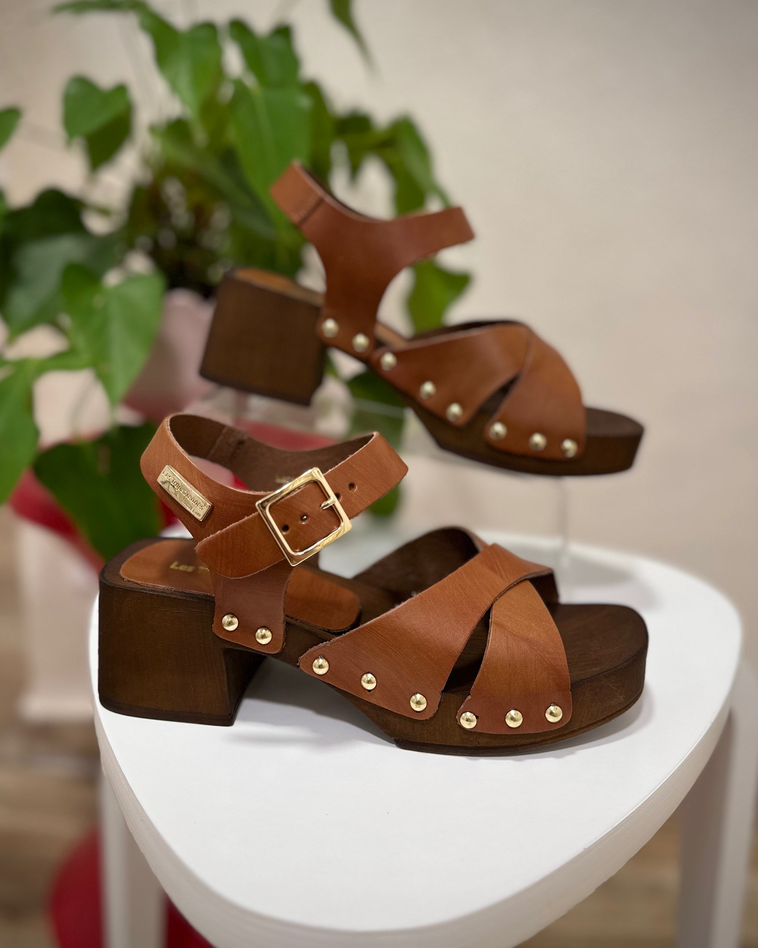 Sandales à talon en cuir tan avec rivets dorés 