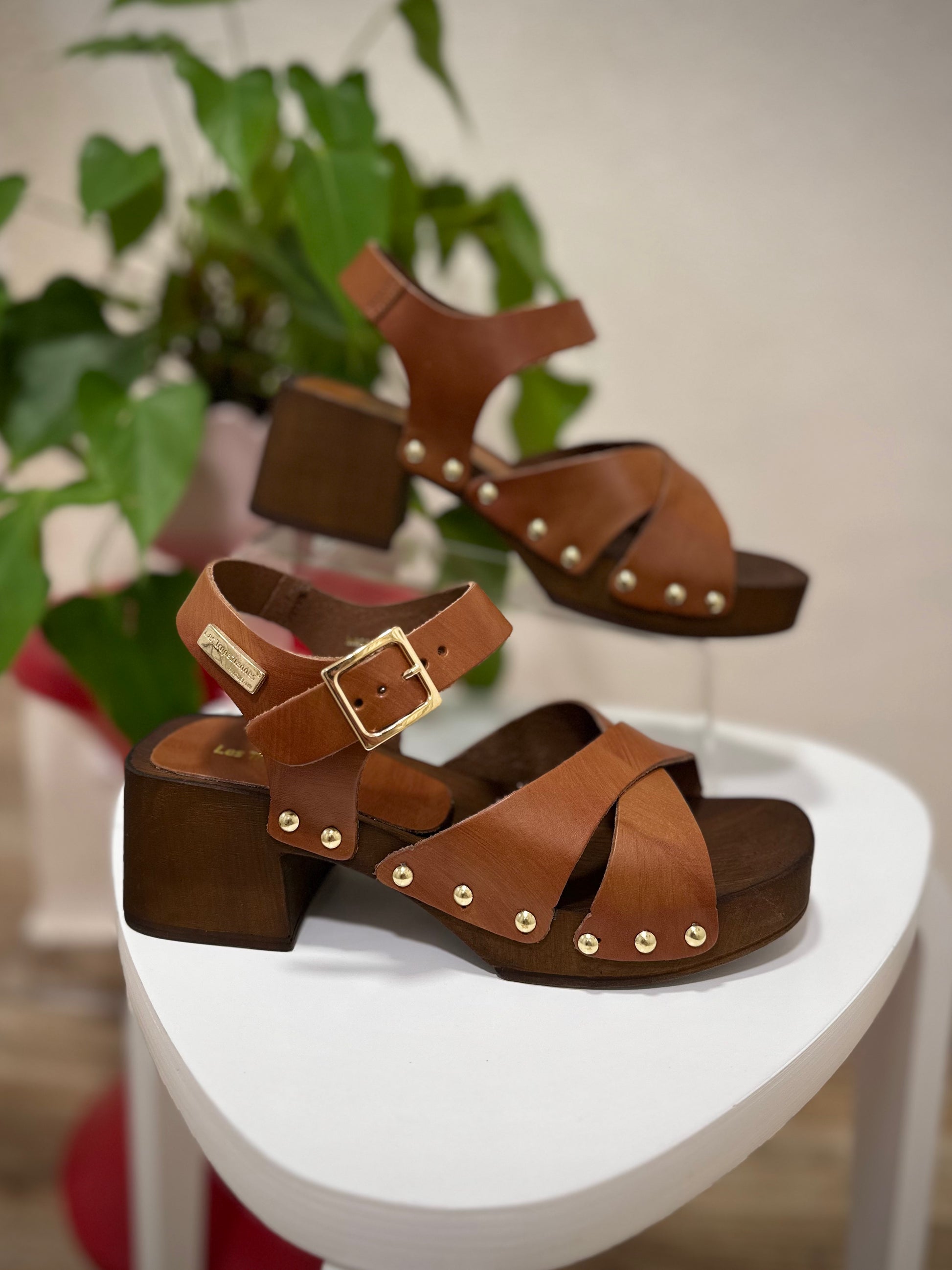 Sandales à talon en cuir tan avec rivets dorés 