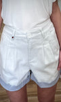 Détail pinces short femme coupe élégante 