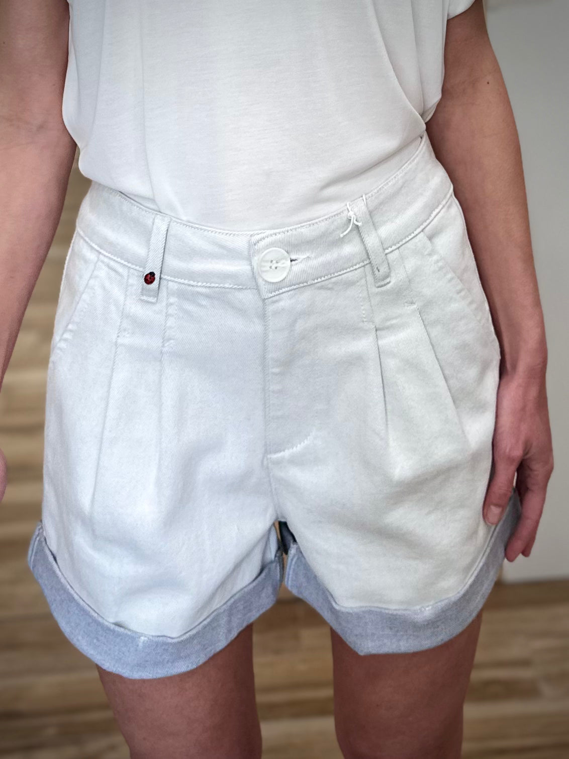 Détail pinces short femme coupe élégante 