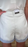 Short denim clair femme style chic décontracté de dos