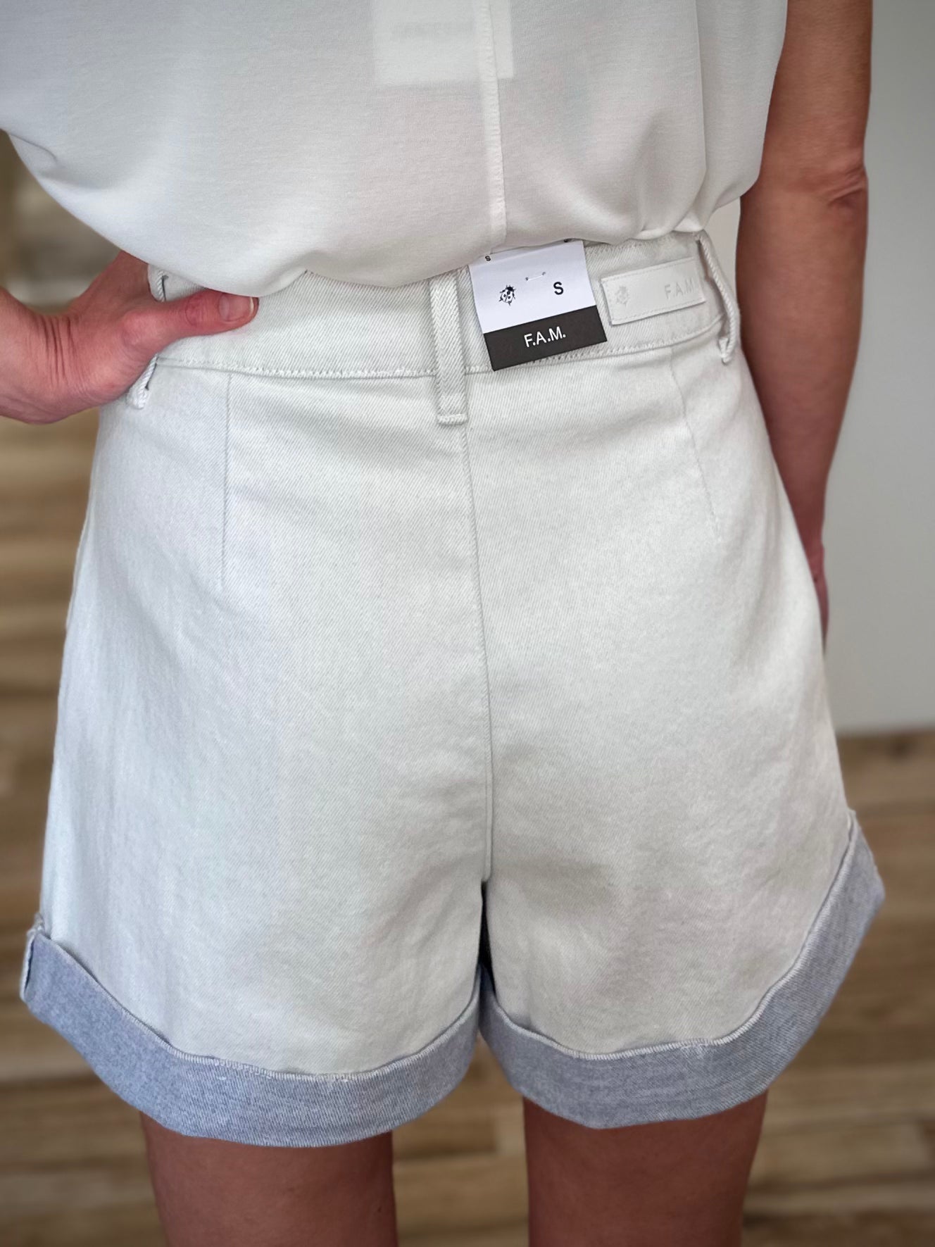 Short denim clair femme style chic décontracté de dos