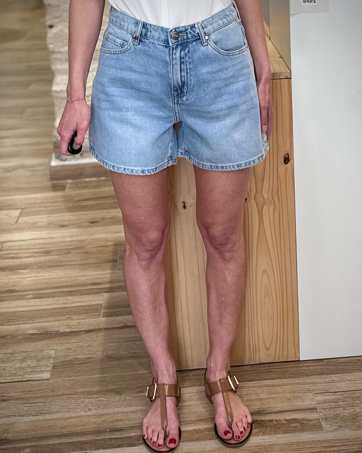 Short denim bleu femme coupe classique estivale 