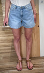 Short denim bleu femme coupe classique estivale 