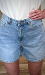 Détail taille haute short femme silhouette féminine 