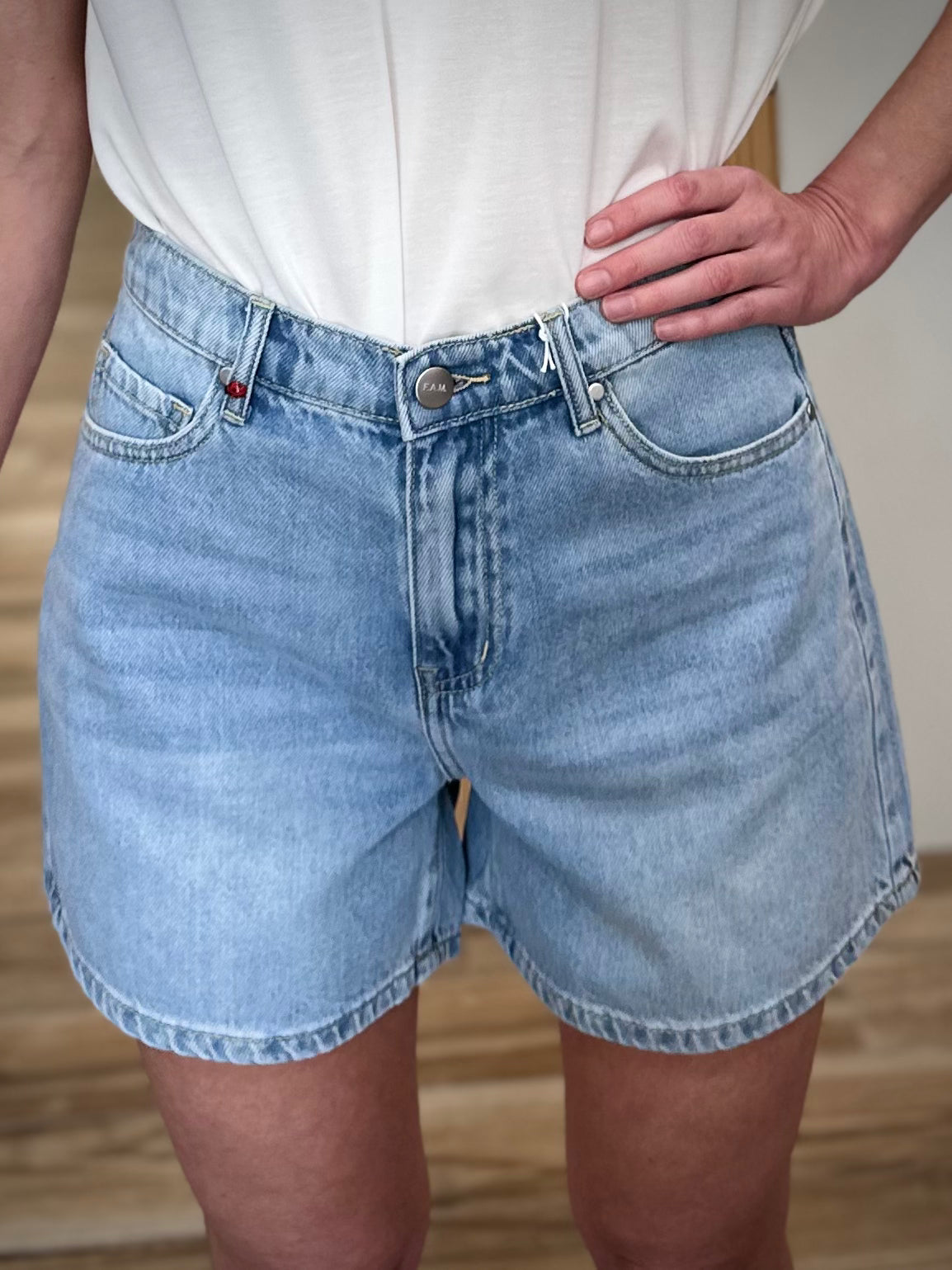 Détail taille haute short femme silhouette féminine 