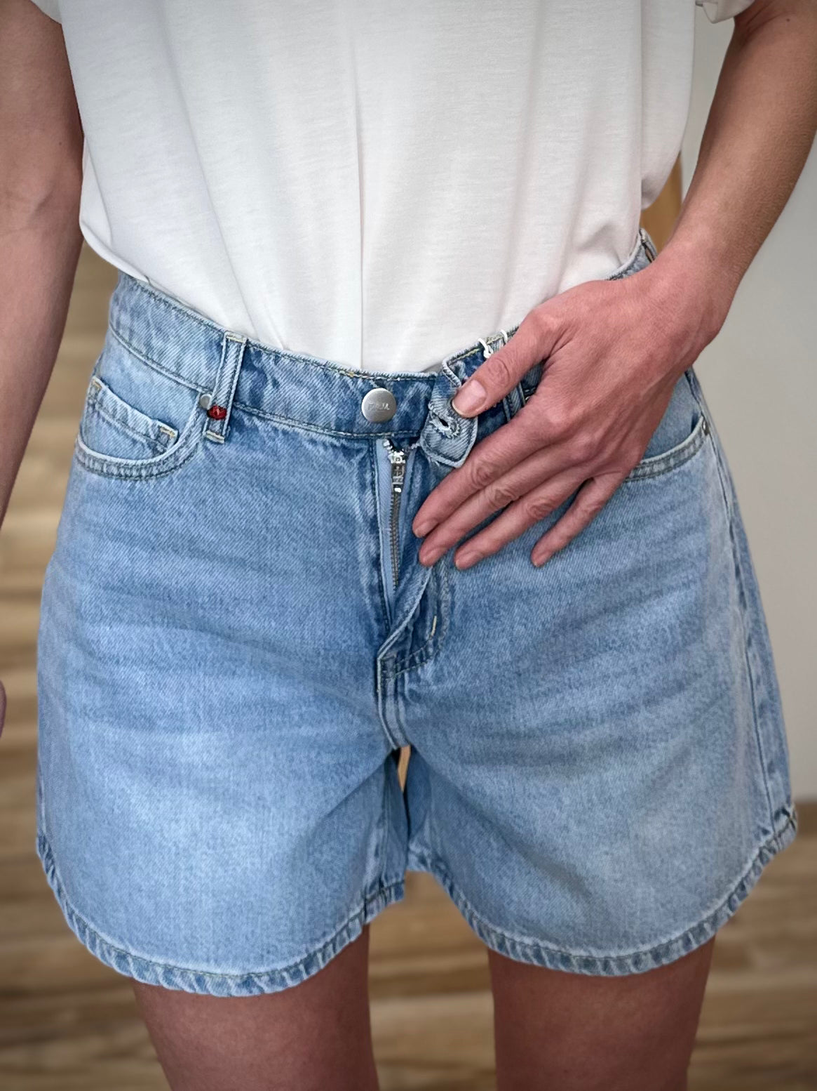 Short taille haute femme avec bouton et zip 