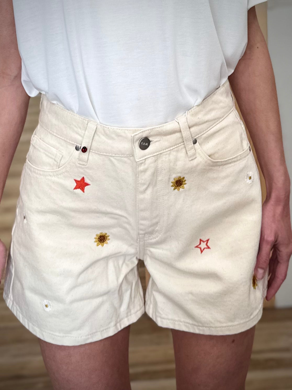 Détail broderies tournesol sur short femme 