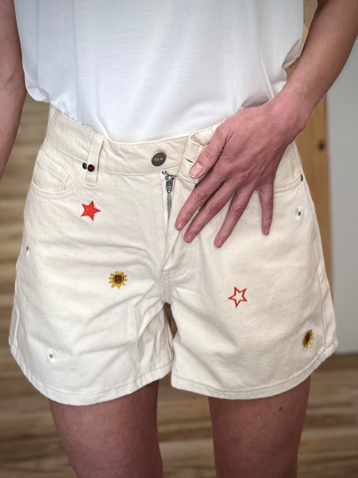 Détails fermeture bouton et zip short ashley embro