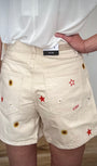 Détail broderie FAM rouge à l'arrière short ashley embro greige