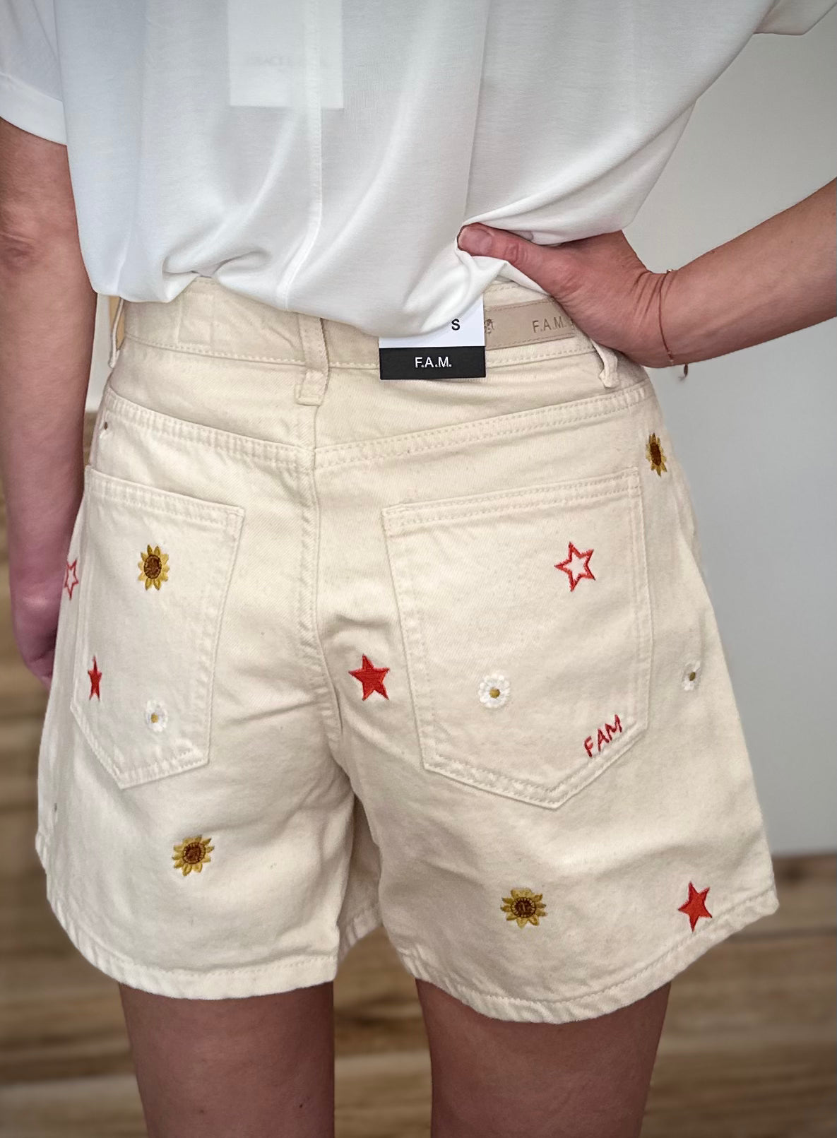 Détail broderie FAM rouge à l'arrière short ashley embro greige