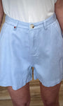 Détail poche avant short bleu ciel femme 