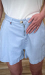 Détail fermeture zip bouton short femme 