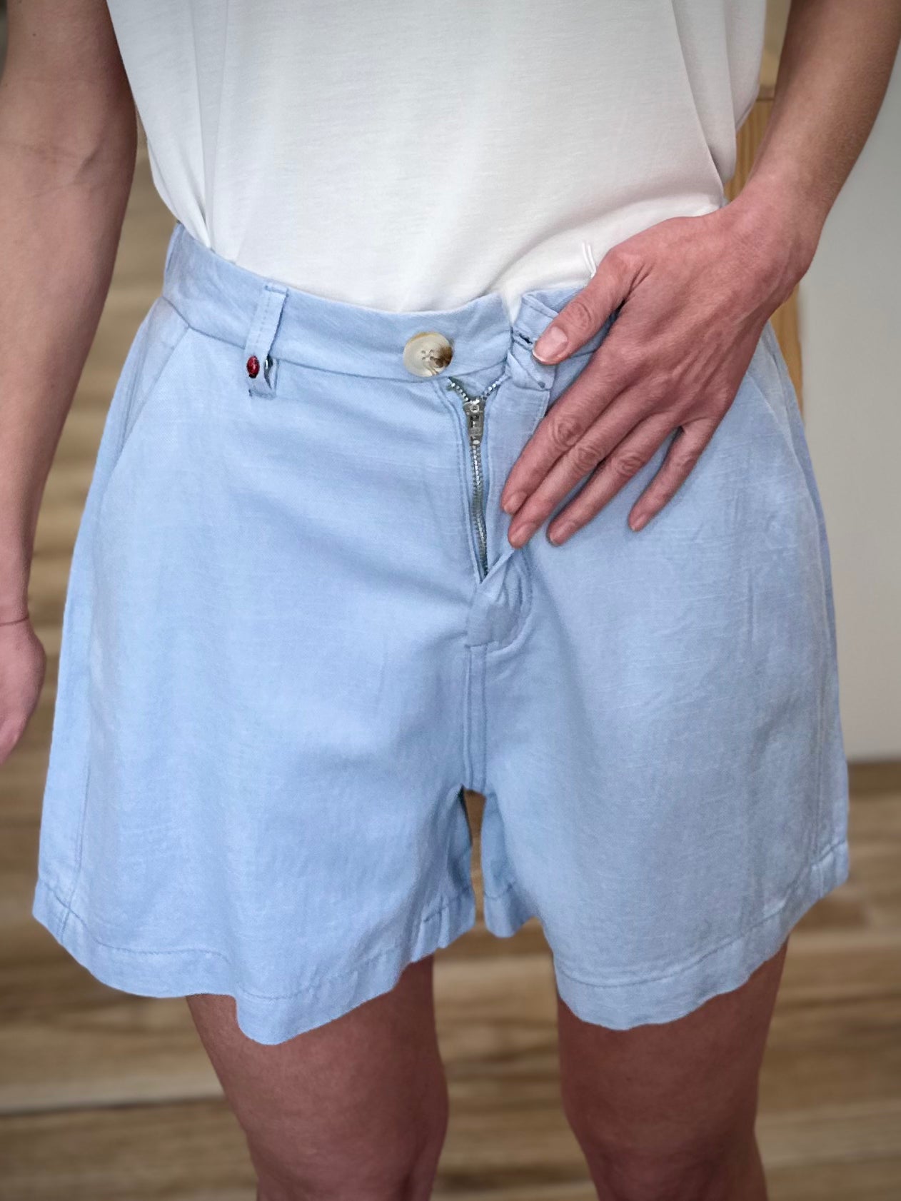 Détail fermeture zip bouton short femme 