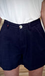 Détail poches avant short bleu marine femme 
